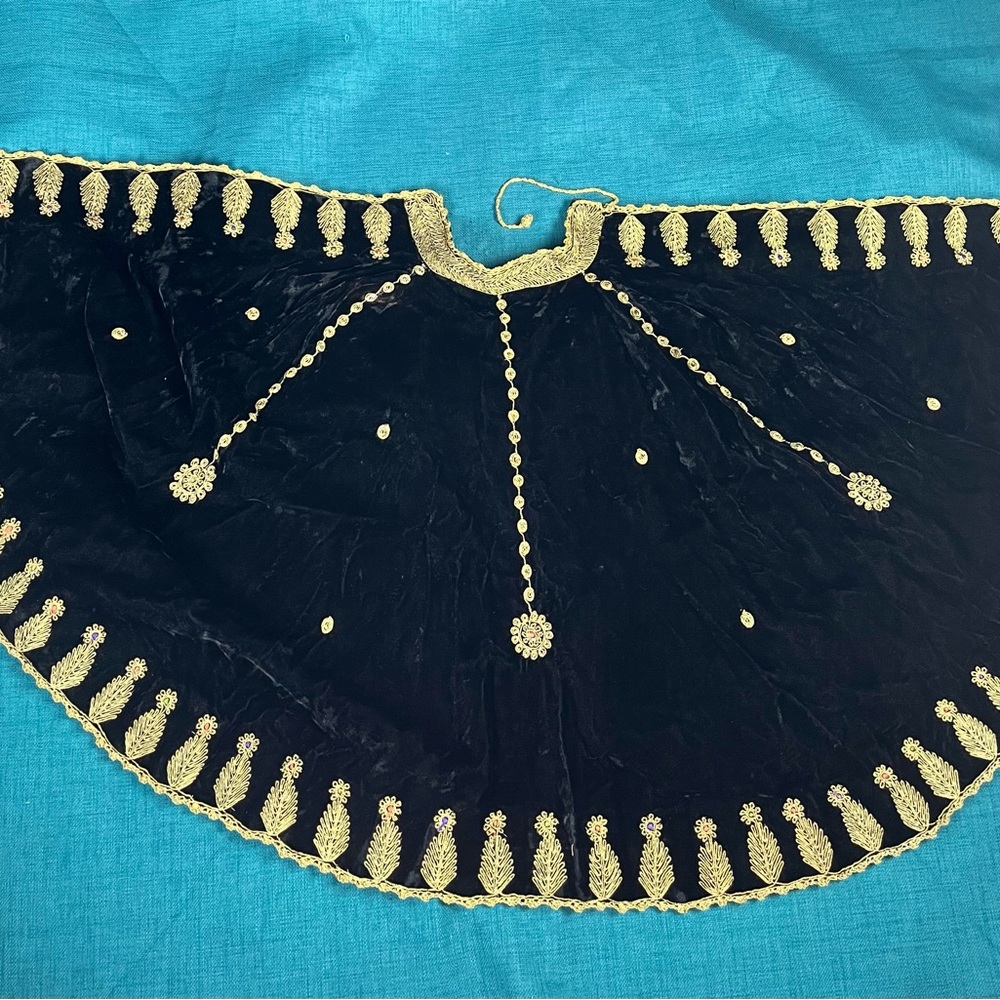 Vintage velvet cape with brocade from the 1950’s with satin lining.